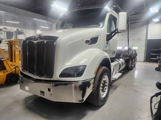 2014 Peterbilt 579 Roll Off Truck