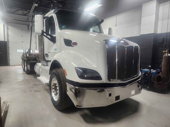 2014 Peterbilt 579 Roll Off Truck