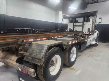 2014 Peterbilt 579 Roll Off Truck