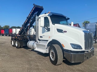 2014 Peterbilt 579 Roll Off Truck