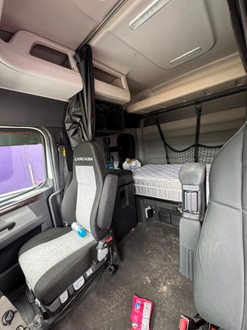 2019 Freightliner Cascadia 126 Sleeper Truck
