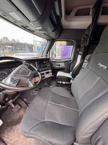 2019 Freightliner Cascadia 126 Sleeper Truck